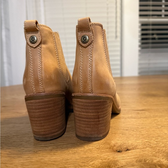 Sofft Tan Leather Chelsea Ankle Booties - Picture 3 of 7